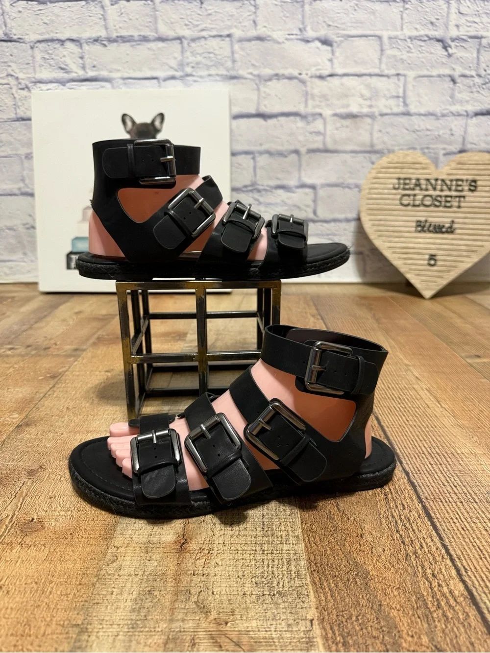 ARTICLES OF SOCIETY
Roma Sandal In Black